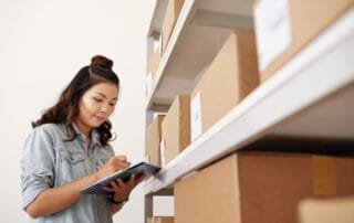 mengelola stok barang